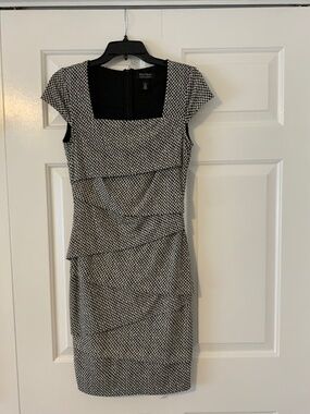 White House/Black Market - Dress Black & White Small geometric Pattern - Size 4